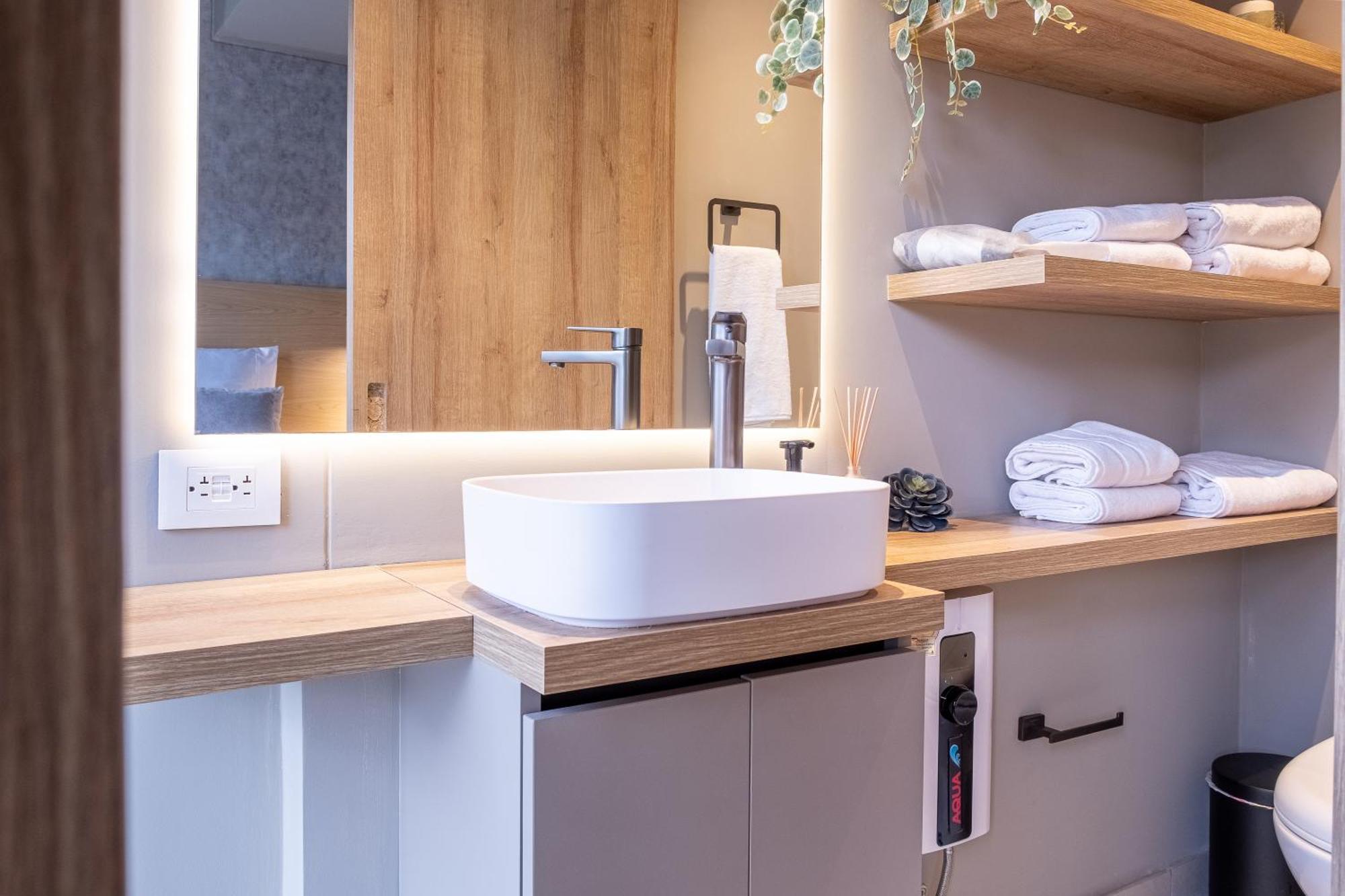 Icon 100 Luxury Apartasuites 公寓式飯店